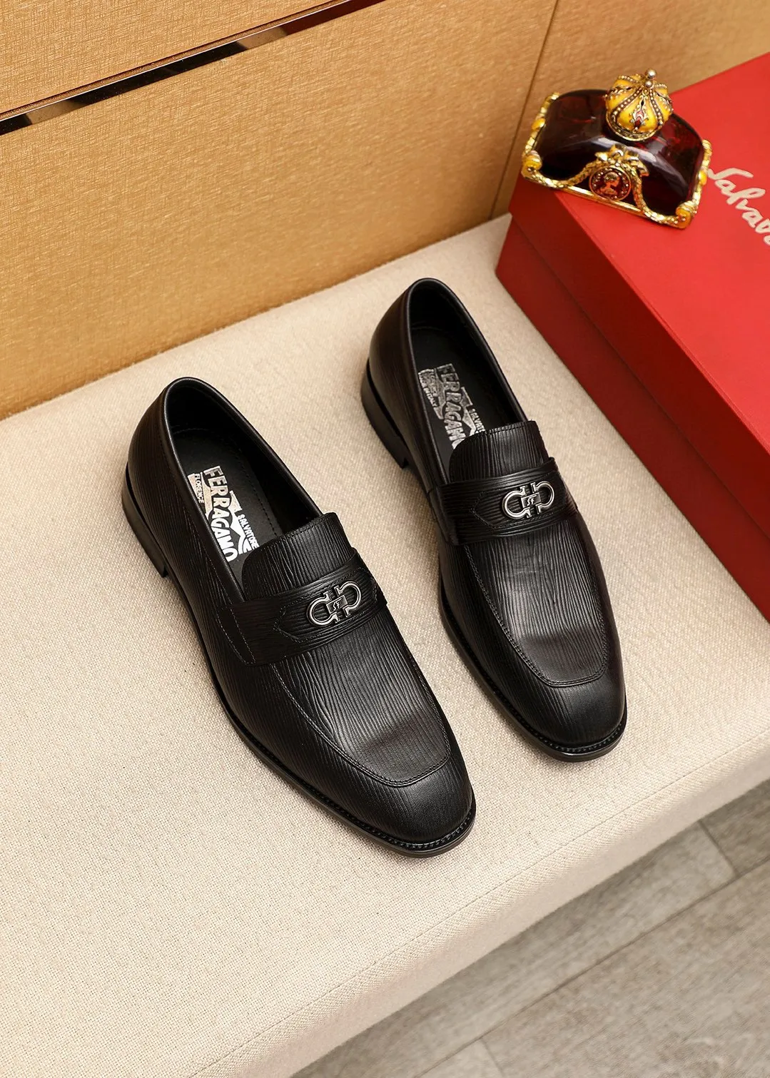 Men's shoes 💰480 💐 Product trademark: Ferragamo "Ferragamo" casual leather shoes Regular size: 38-44 (45.46🉑️customized) Product materials: Selected imported first-layer cowhide embossed upper + luxury hardware buckle, imported water-dyed cowhide leather lining. Strong three-dimensional visual effect, original rubber outsole Color: 1⃣️color optional